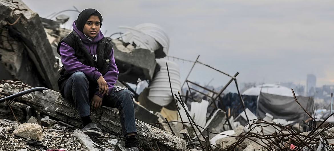 Noor, de 17 anos, fotografado na Cidade de Gaza, Campo de Jabalia, em 21 de março de 2025