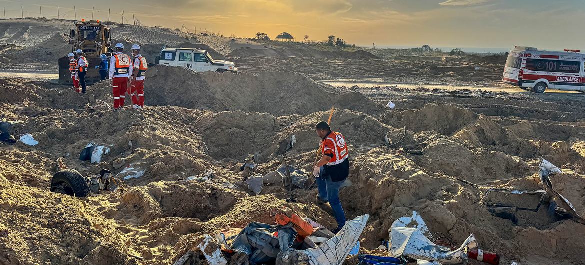 Equipes de resgate recuperam corpos de trabalhadores humanitários, incluindo um membro da equipe da ONU em Tal Al Sultan