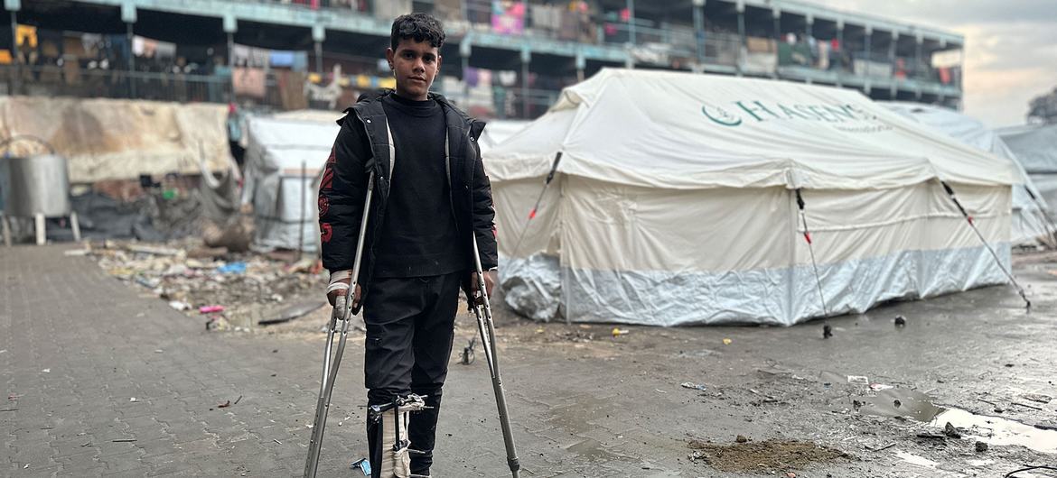Um jovem em abrigos temporários em Gaza