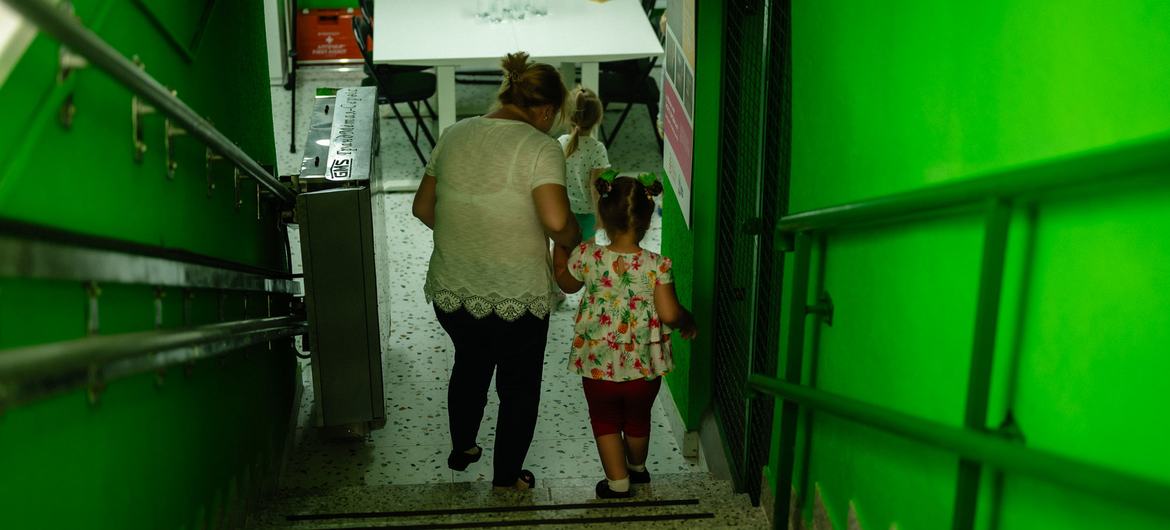 Numa cidade no Oblast de Mykolaivska, um abrigo de jardim de infância reconstruído oferece agora a 200 crianças um espaço seguro e totalmente equipado para aprender durante os frequentes alertas aéreos.