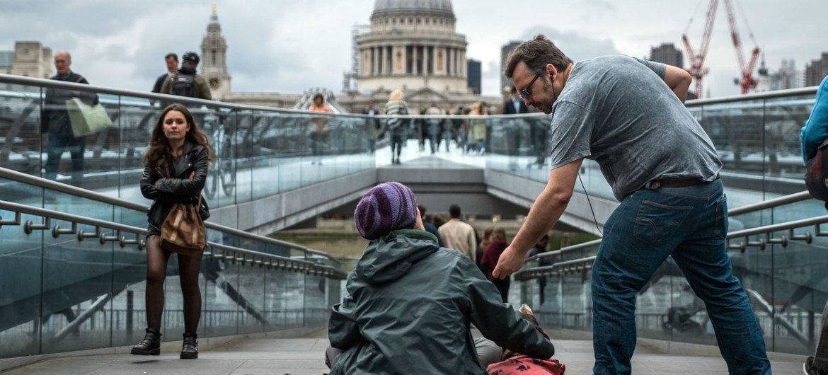 Uma mulher sem-teto pede dinheiro no centro de Londres, Reino Unido