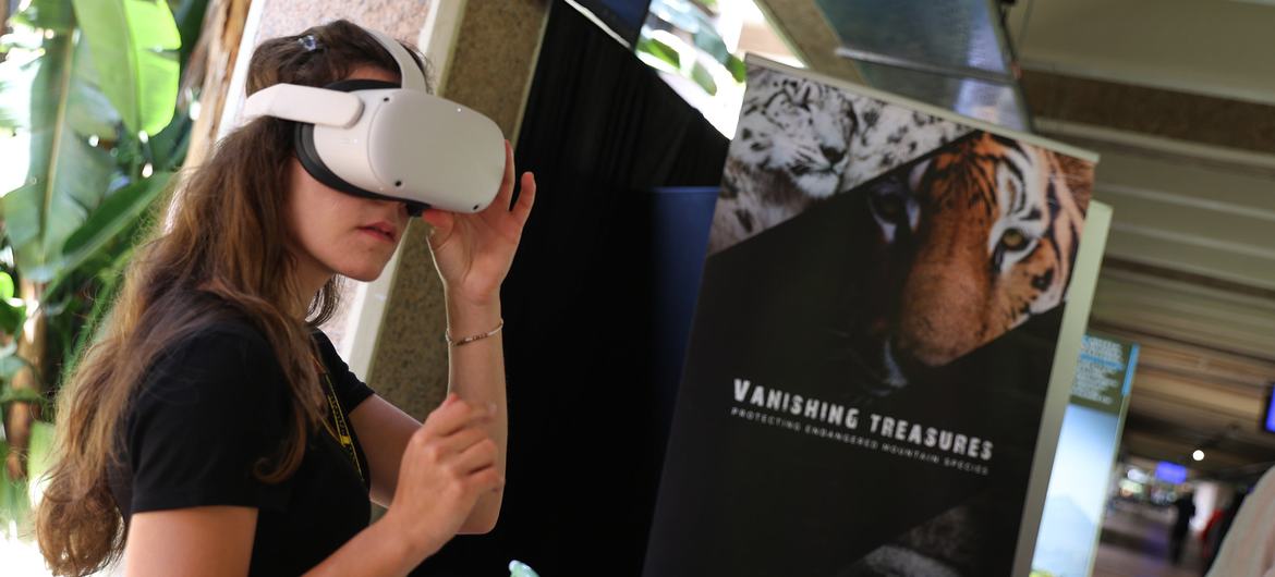 Uma mulher usa um oculos de realidade virtual