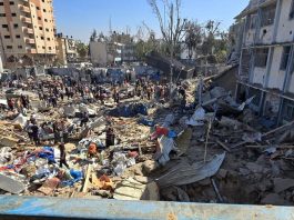 Consequências do ataque aéreo israelense de 6 de maio a uma escola da Unrwa transformada em abrigo em Al Bureij, Gaza, onde 30 pessoas foram mortas, entre elas mulheres e crianças