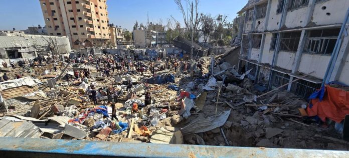 Consequências do ataque aéreo israelense de 6 de maio a uma escola da Unrwa transformada em abrigo em Al Bureij, Gaza, onde 30 pessoas foram mortas, entre elas mulheres e crianças