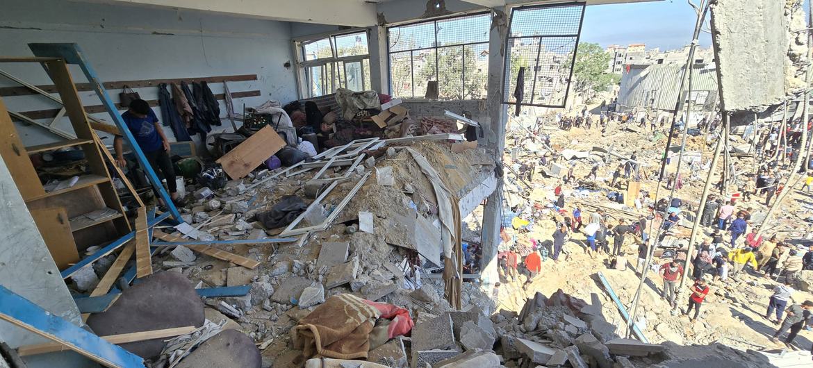Consequências do ataque aéreo israelense de 6 de maio a uma escola da Unrwa transformada em abrigo em Al Bureij, Gaza, onde 30 pessoas foram mortas, entre elas mulheres e crianças Consequências do ataque aéreo israelense de 6 de maio a uma escola da Unrwa transformada em abrigo em Al Bureij, Gaza, onde 30 pessoas foram mortas, entre elas mulheres e crianças