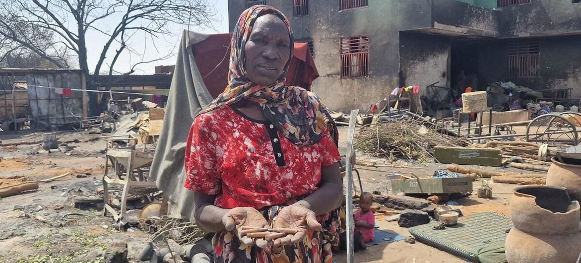 Mulheres e crianças deslocadas numa área de deslocados internos em Darfur Ocidental devido aos combates no Sudão Mulheres e crianças deslocadas numa área de deslocados internos em Darfur Ocidental devido aos combates no Sudão