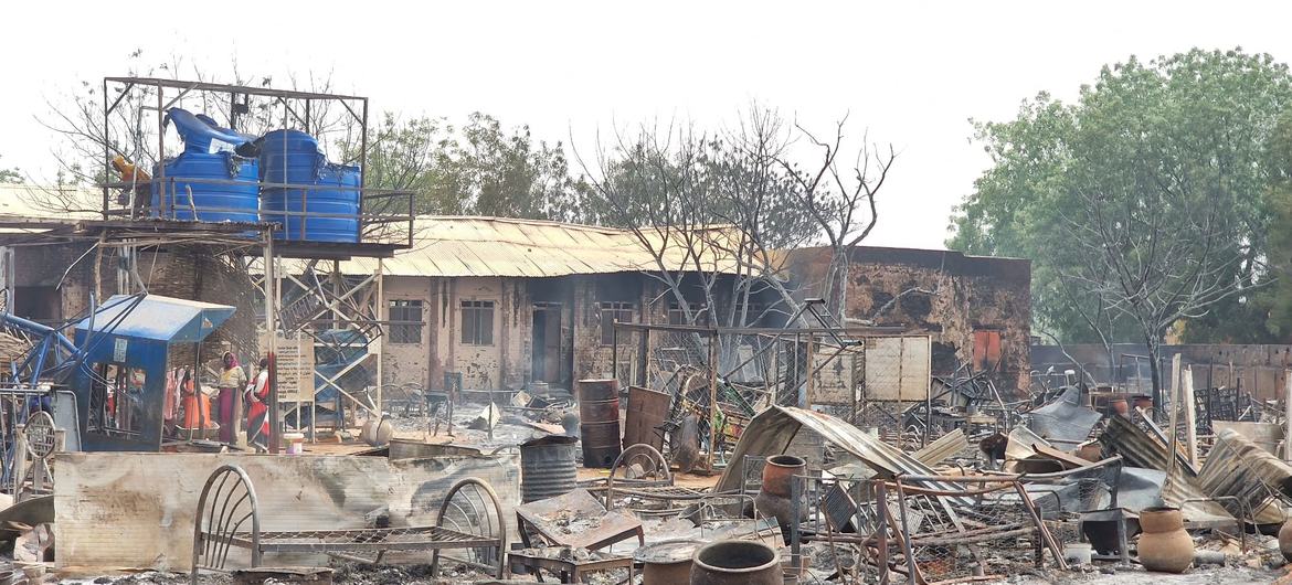 Uma escola e uma área para pessoas deslocadas internamente no oeste de Darfur que eram apoiadas pela Save the Children foram destruídas Uma escola e uma área para pessoas deslocadas internamente no oeste de Darfur que eram apoiadas pela Save the Children foram destruídas