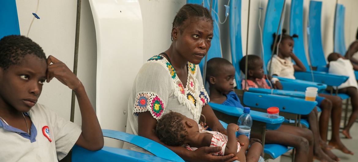 Pessoas que sofrem de cólera recebem tratamento em um hospital em Porto Príncipe, no Haiti Pessoas que sofrem de cólera recebem tratamento em um hospital em Porto Príncipe, no Haiti