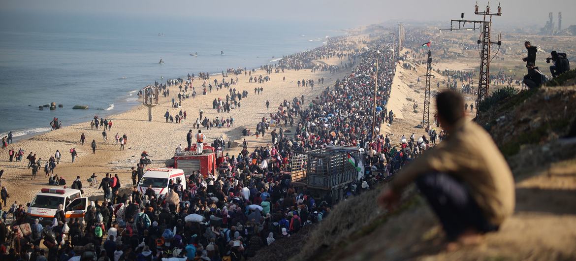 Palestinos retornam do sul para o norte de Gaza, durante um período de movimento em massa em fevereiro de 2025
