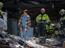 Equipes de resgate vasculham os escombros de um prédio bombardeado em Kyiv, Ucrânia
