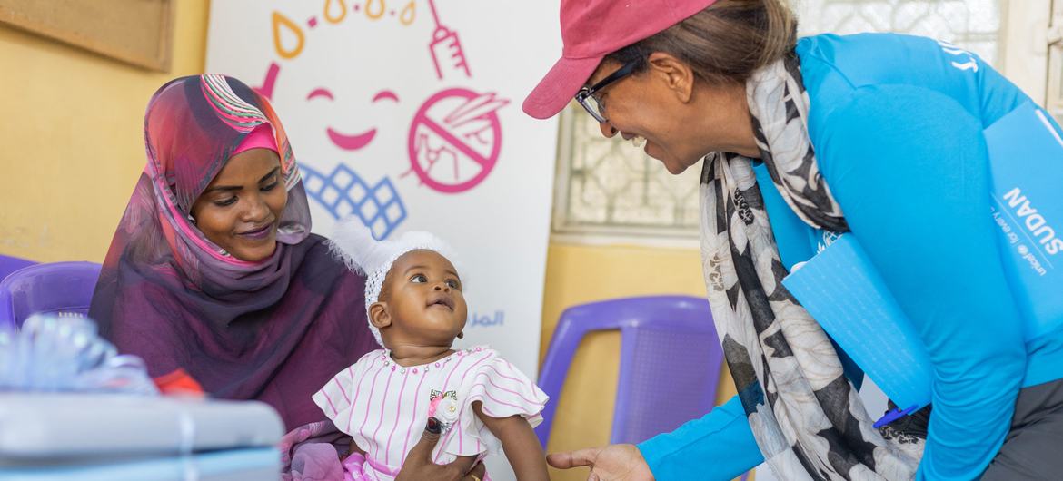 Bebê de seis meses recebe a primeira vacina contra malária em Gedaref, no Sudão Bebê de seis meses recebe a primeira vacina contra malária em Gedaref, no Sudão