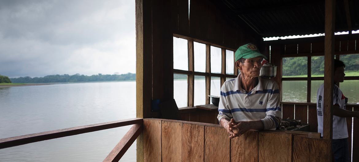 Um pescador em sua cabana no topo do lago na Amazônia, na Colômbia Um pescador em sua cabana no topo do lago na Amazônia, na Colômbia
