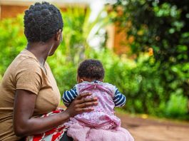 Uma sobrevivente de estupro de 17 anos senta-se com seu bebê no leste da República Democrática do Congo