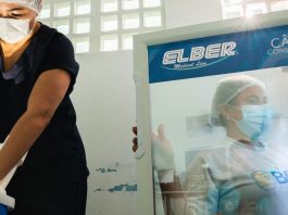 Enfermeiros de um posto de saúde em Baturité, no estado do Ceará, Brasil, embalam vacinas contra a Covid-19 para distribuição (arquivo)