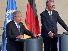 O secretário-geral António Guterres (à esquerda) e o chanceler alemão Friedrich Merz falam com repórteres em Berlim