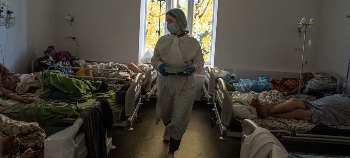 Pacientes são tratados para Covid-19 em um hospital em Kramatorsk, Ucrânia (arquivo)