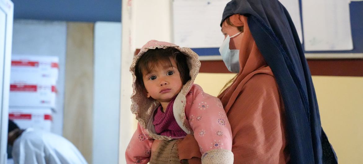Uma mãe e uma criança frequentam uma clínica de nutrição em Cabul, capital do Afeganistão Uma mãe e uma criança frequentam uma clínica de nutrição em Cabul, capital do Afeganistão
