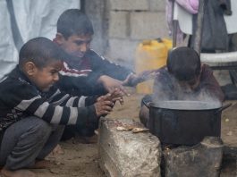 Crianças palestinas deslocadas em Gaza. (fevereiro de 2025)