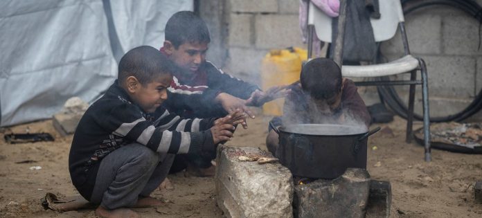 Crianças palestinas deslocadas em Gaza. (fevereiro de 2025)