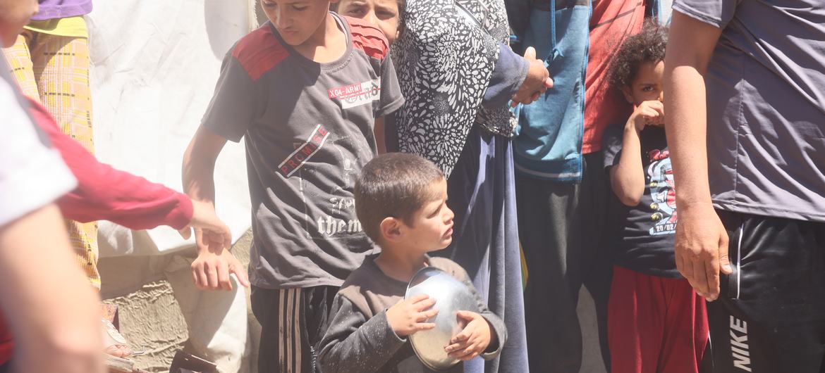 Uma criança em Gaza carrega um prato vazio. Várias famílias estão morrendo na fronteira muito perto dos carregamentos de comida que não podem entrar em Gaza Uma criança em Gaza carrega um prato vazio. Várias famílias estão morrendo na fronteira muito perto dos carregamentos de comida que não podem entrar em Gaza