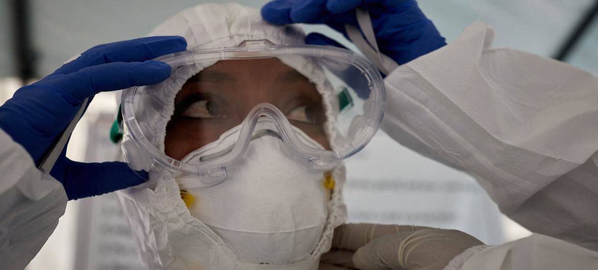 Uma profissional de saúde treina em um centro de isolamento em Bole Chefe, perto de Adis Abeba, Etiópia Uma profissional de saúde treina em um centro de isolamento em Bole Chefe, perto de Adis Abeba, Etiópia