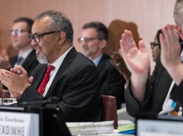 O diretor-geral da OMS, Tedros Adhanom Ghebreyesus, celebra a adoção formal do Acordo Pandêmico