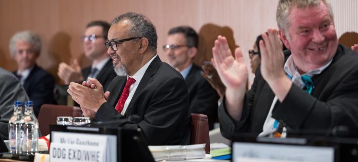 O diretor-geral da OMS, Tedros Adhanom Ghebreyesus, celebra a adoção formal do Acordo Pandêmico