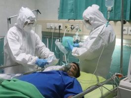 Médicos cuidam de um paciente com Covid-19