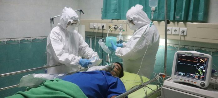 Médicos cuidam de um paciente com Covid-19
