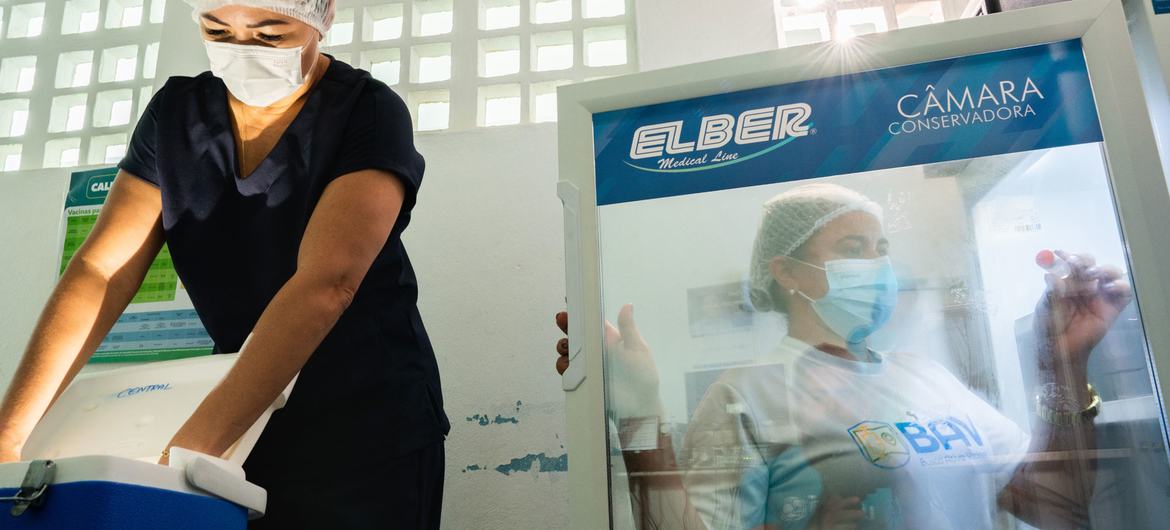 Enfermeiros de um posto de saúde em Baturité, no estado do Ceará, Brasil, embalam vacinas contra a Covid-19 para distribuição (arquivo) Enfermeiros de um posto de saúde em Baturité, no estado do Ceará, Brasil, embalam vacinas contra a Covid-19 para distribuição (arquivo)