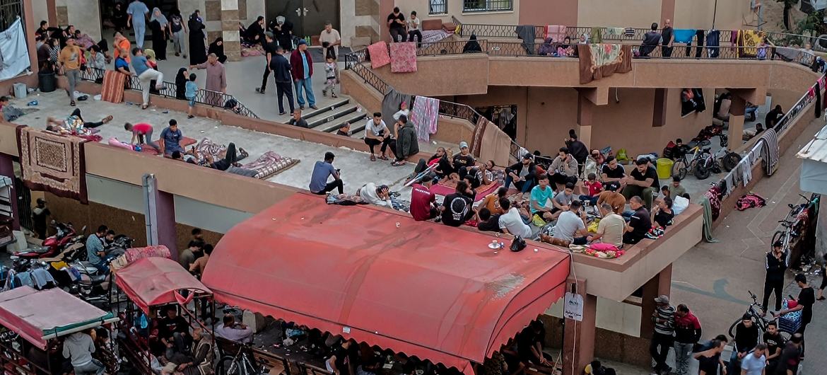 As pessoas se reúnem no hospital Nasser em Khan Younis, no sul da Faixa de Gaza
