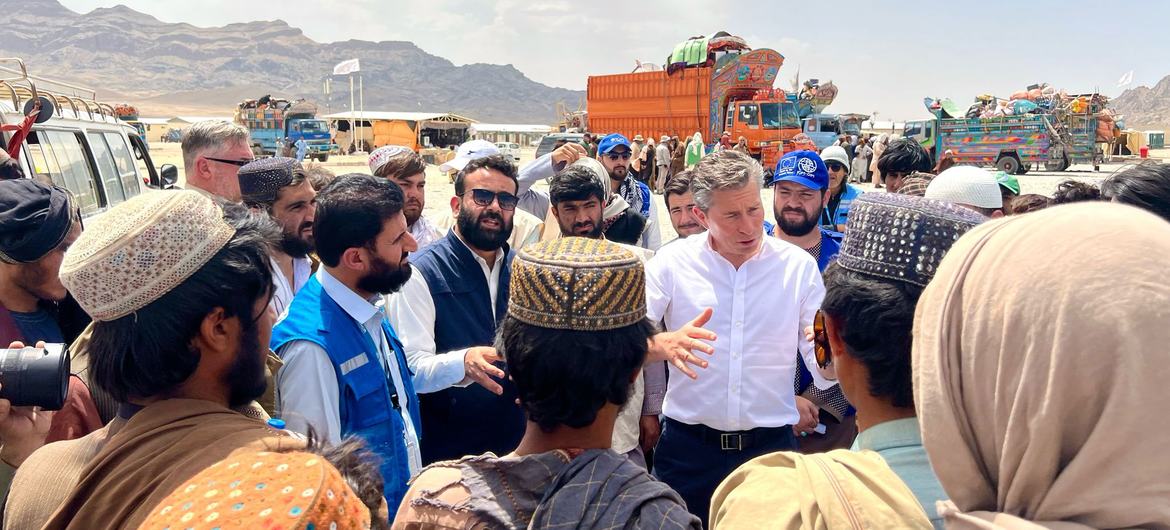 O coordenador de Assuntos Humanitários da ONU, Tom Fletcher, encontra pessoas em Kunduz, Afeganistão O coordenador de Assuntos Humanitários da ONU, Tom Fletcher, encontra pessoas em Kunduz, Afeganistão