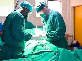 Centro cirúrgico do Hospital Regional Labé, na Guinéa, uma equipe realiza uma cirurgia em uma mulher com fístula obstétrica