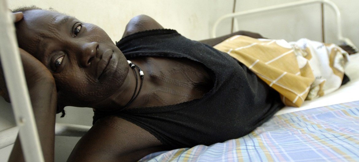 Uma paciente com fístula está deitada em uma cama de hospital em Juba, Sudão. A fístula obstétrica é um orifício no canal de parto, que ocorre como resultado de trabalho de parto prolongado ou obstruído sem intervenção médica. Uma paciente com fístula está deitada em uma cama de hospital em Juba, Sudão. A fístula obstétrica é um orifício no canal de parto, que ocorre como resultado de trabalho de parto prolongado ou obstruído sem intervenção médica.