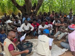 Funcionários do Acnur realizam uma avaliação de necessidades com algumas pessoas que chegam a Namapa, na província de Nampula, após fugirem de ataques de grupos armados não estatais em Cabo Delgado (arquivo)