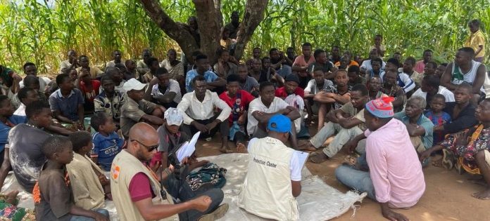 Funcionários do Acnur realizam uma avaliação de necessidades com algumas pessoas que chegam a Namapa, na província de Nampula, após fugirem de ataques de grupos armados não estatais em Cabo Delgado (arquivo)