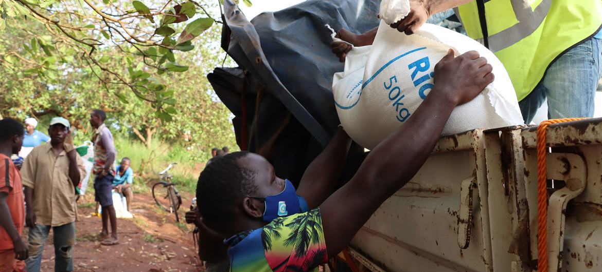 Pessoas deslocadas de Cabo Delgado recebem assistência alimentar na província de Nampula, Moçambique Pessoas deslocadas de Cabo Delgado recebem assistência alimentar na província de Nampula, Moçambique