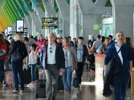 Aeroporto de Madri, Espanha. A Espanha, a segunda maior fonte de receita do turismo no mundo, relatou um crescimento de 9% nos primeiros dois meses de 2025, em comparação com 2024
