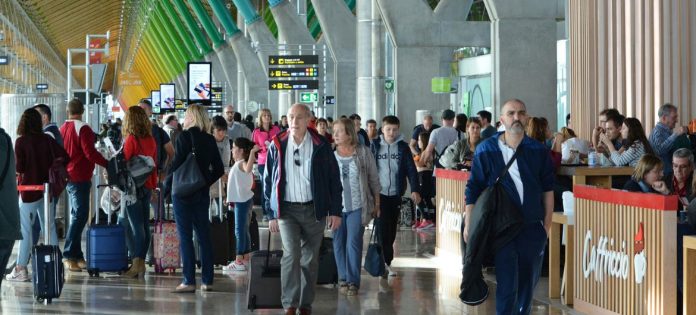 Aeroporto de Madri, Espanha. A Espanha, a segunda maior fonte de receita do turismo no mundo, relatou um crescimento de 9% nos primeiros dois meses de 2025, em comparação com 2024