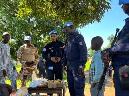 Policiais da missão de paz da ONU na República Centro-Africana patrulham as ruas de Bouar, no oeste do país