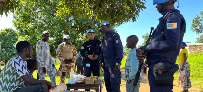 Policiais da missão de paz da ONU na República Centro-Africana patrulham as ruas de Bouar, no oeste do país