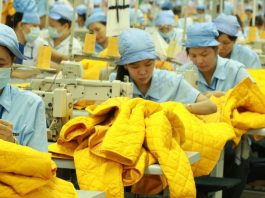 Trabalhadoras de uma fábrica têxtil no Vietnã costuram jaquetas, destinadas principalmente aos mercados ocidentais