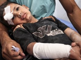 Ayman Abu Hujair, 5, recebe tratamento após um ataque aéreo contra a Escola Al-Hasayneh em Gaza (arquivo, maio de 2025)
