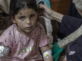 O braço de uma menina de oito anos foi amputado depois que sua escola foi alvo de um ataque aéreo em Gaza