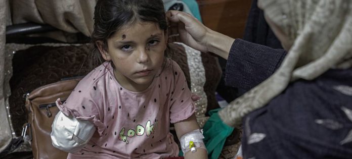 O braço de uma menina de oito anos foi amputado depois que sua escola foi alvo de um ataque aéreo em Gaza