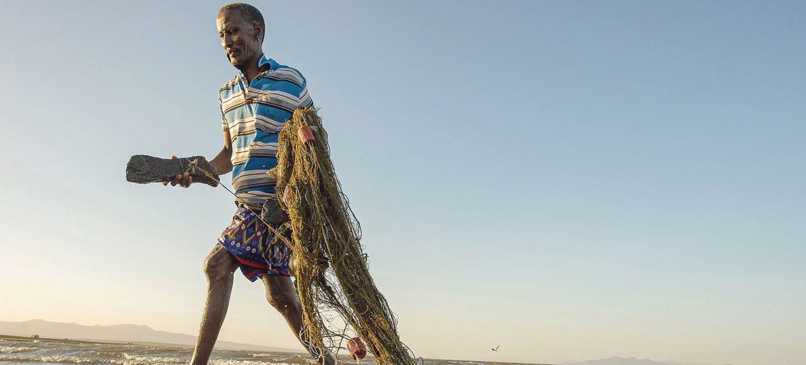 Um pescador local no Quênia que depende do peixe para alimentação e subsistência Um pescador local no Quênia que depende do peixe para alimentação e subsistência