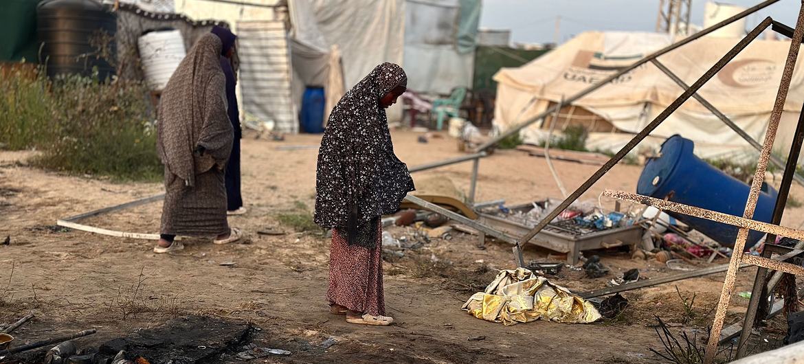 Mulheres em um assentamento de deslocados danificado em Khan Younis, Gaza Mulheres em um assentamento de deslocados danificado em Khan Younis, Gaza