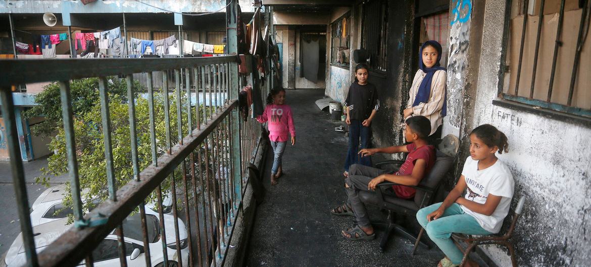 Os palestinianos que se refugiaram numa escola da UNRWA no campo de Deir al-Balah Os palestinianos que se refugiaram numa escola da UNRWA no campo de Deir al-Balah