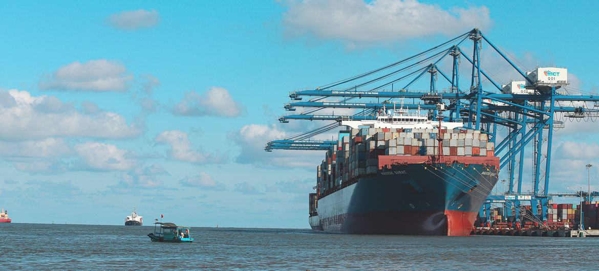 A trajetória de crescimento do comércio global caiu de uma média de 5% na década de 2000 para cerca de 4,5% na década de 2010 e para menos de 3% na década de 2020 A trajetória de crescimento do comércio global caiu de uma média de 5% na década de 2000 para cerca de 4,5% na década de 2010 e para menos de 3% na década de 2020