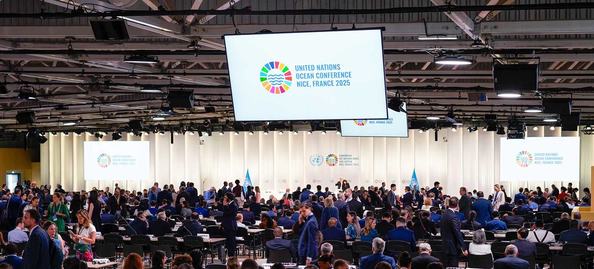 O salão da plenária da terceira Conferência dos Oceanos da ONU em Nice